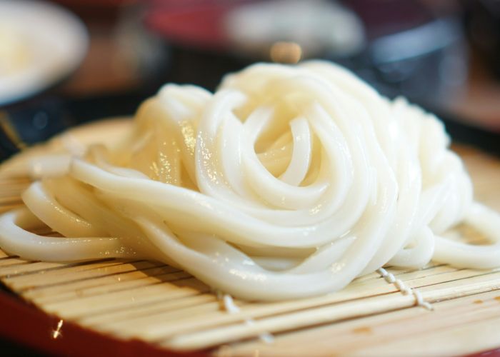 Zaru udon, served on a bamboo tray.